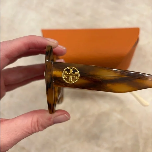Women’s Tory Burch sunglasses - Picture 6 of 7